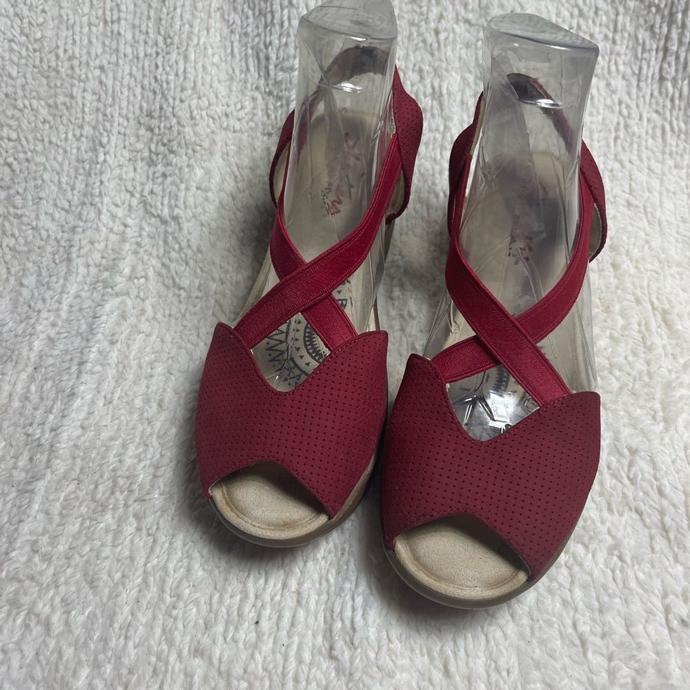 Skechers perforated Red suede wedge sandals Elastic straps SZ8